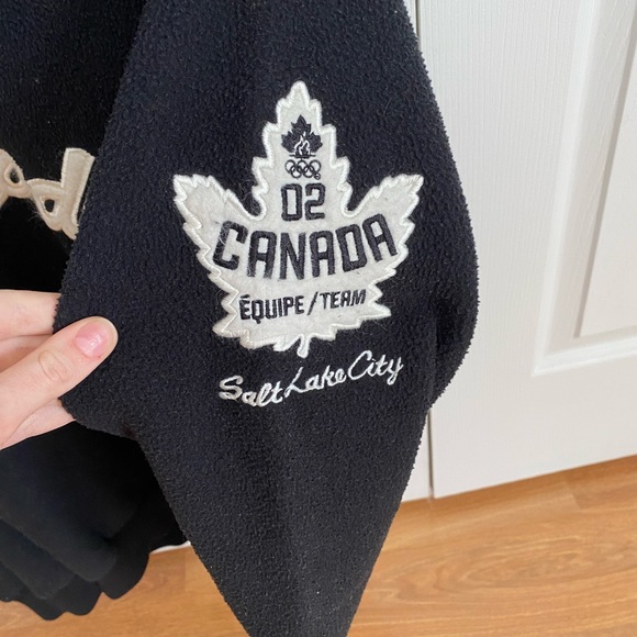 3/$30 ✨ ROOTS | Vintage Hooded Sweater - Picture 4 of 5